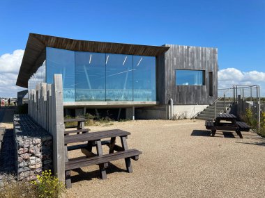 Rye-UK-17 Ağustos 2023 - Rye Harbour Discovery Centre, insanların doğa rezervlerini gördüğü büyük cam pencereleri gösteriyor. Binalar ve mimari