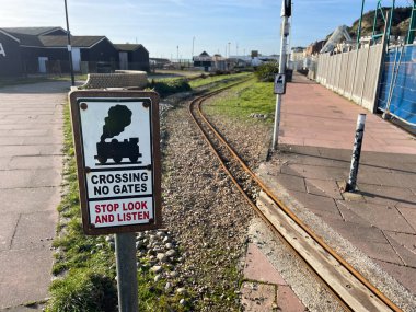 Hastings-E Sussex-UK-1 Şubat 2024 - Garajında cankurtaran botu olan Hastings Cankurtaran botu istasyonu. Sahil binası. Mavi gökyüzü güneşli bir gün..