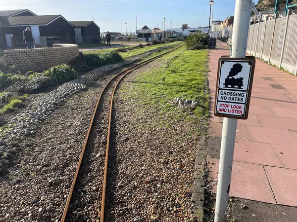 Hastings-E Sussex-UK-1 Şubat 2024 - Garajında cankurtaran botu olan Hastings Cankurtaran botu istasyonu. Sahil binası. Mavi gökyüzü güneşli bir gün..