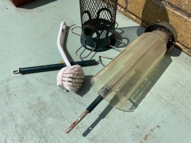 Bir kuş besleyicisi parçalara ayrıldı, temizlendi ve güneşte kurutuldu. Beyaz Temizlik fırçası