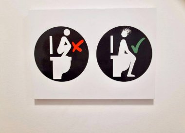 Tuvalet işareti, kullanıcıların üzerine çömelmek yerine tuvalete oturmaları gerektiğini belirtir..