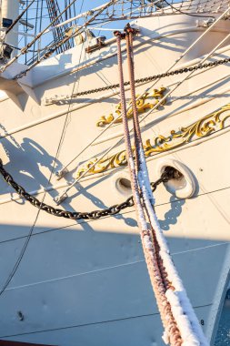 Gemiler rıhtımda, geminin bazı kısımlarında. Güzel hava, mavi deniz. Baltık Denizi. Gdinya şehri, geminin parçaları.