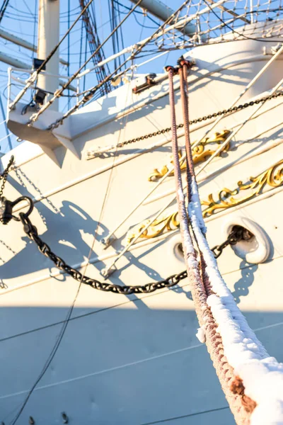 Gemiler rıhtımda, geminin bazı kısımlarında. Güzel hava, mavi deniz. Baltık Denizi. Gdinya şehri, geminin parçaları.