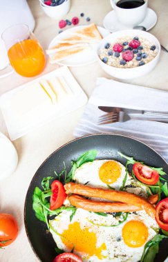 Kahvaltıda. Kızarmış yumurta, yulaf ezmesi, kahve, böğürtlen. Günaydın..