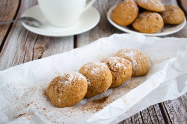 Tarçınlı taze kurabiyeler, kahve. Güzel yemek. Ahşap bir arka planda