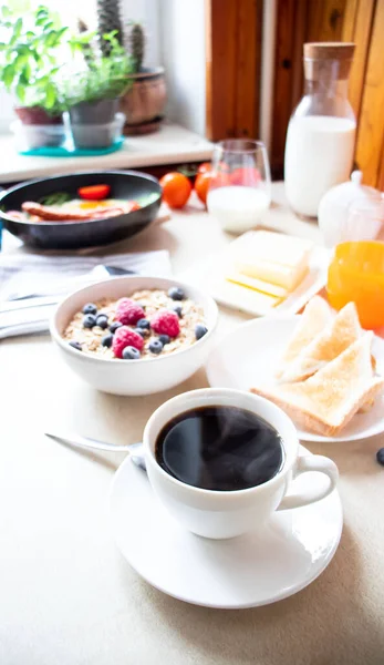 Kahvaltıda Kızarmış Yumurta Yulaf Ezmesi Kahve Böğürtlen Günaydın — Stok fotoğraf