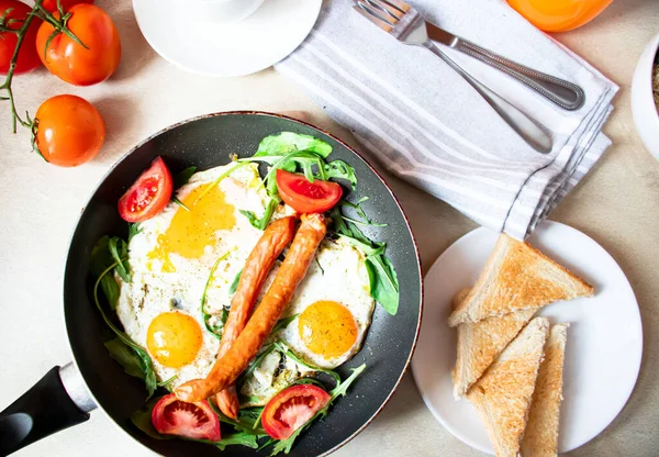 Kahvaltıda Kızarmış Yumurta Yulaf Ezmesi Kahve Böğürtlen Günaydın — Stok fotoğraf