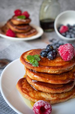 Böğürtlenli krep. Kahvaltı. Beton bir arka planda