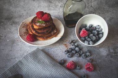 Böğürtlenli krep. Kahvaltı. Beton bir arka planda