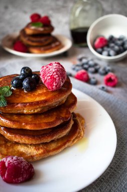 Böğürtlenli krep. Kahvaltı. Beton bir arka planda