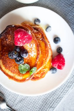 Böğürtlenli krep. Kahvaltı. Beton bir arka planda