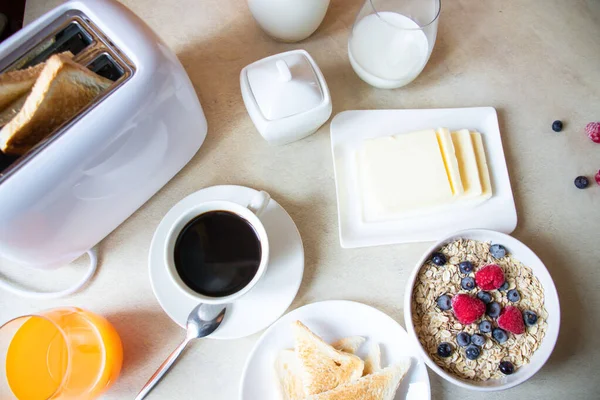 Kahvaltıda Yulaf Ezmesi Kahve Ekmek Tereyağı Mutfakta Günaydın — Stok fotoğraf