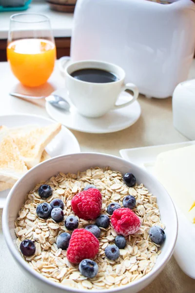 Kahvaltıda Yulaf Ezmesi Kahve Ekmek Tereyağı Mutfakta Günaydın — Stok fotoğraf