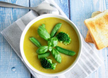 Brokoli ve sebzeli çorba. Lezzetli, diyet. Ve tost ile