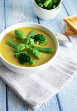 Brokoli ve sebzeli çorba. Lezzetli, diyet. Ve tost ile