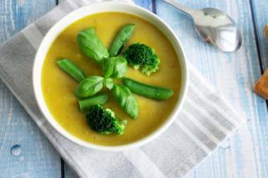 Brokoli ve sebzeli çorba. Lezzetli, diyet. Ve tost ile