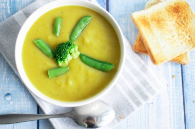 Brokoli ve sebzeli çorba. Lezzetli, diyet. Ve tost ile