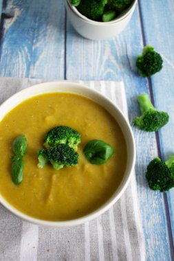 Brokoli ve sebzeli çorba. Lezzetli, diyet. Ve tost ile