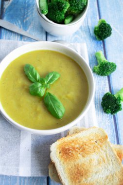 Brokoli ve sebzeli çorba. Lezzetli, diyet. Ve tost ile
