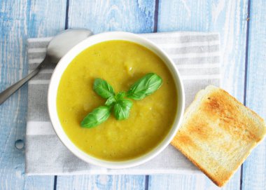 Brokoli ve sebzeli çorba. Lezzetli, diyet. Ve tost ile