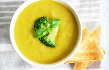 Brokoli ve sebzeli çorba. Lezzetli, diyet. Ve tost ile