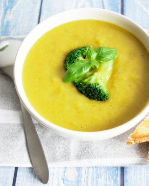 Brokoli ve sebzeli çorba. Lezzetli, diyet. Ve tost ile