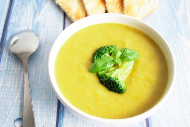 Brokoli ve sebzeli çorba. Lezzetli, diyet. Ve tost ile