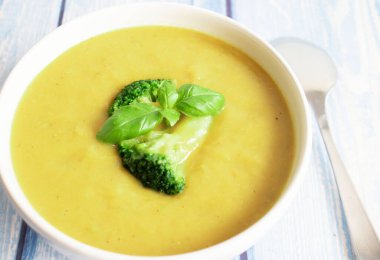 Brokoli ve sebzeli çorba. Lezzetli, diyet. Ve tost ile