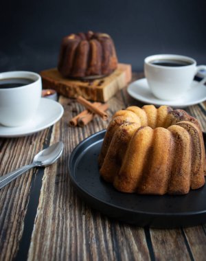 Lezzetli tatlı, koyu çikolatalı pasta. Ahşap bir arka planda