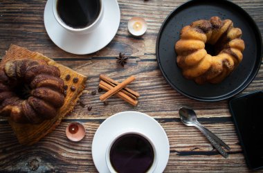 Lezzetli tatlı, koyu çikolatalı pasta. Ahşap bir arka planda