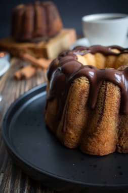 Lezzetli tatlı, koyu çikolatalı pasta. Ahşap bir arka planda