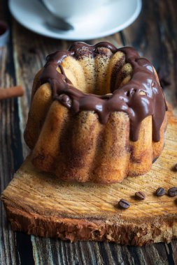 Lezzetli tatlı, koyu çikolatalı pasta. Ahşap bir arka planda