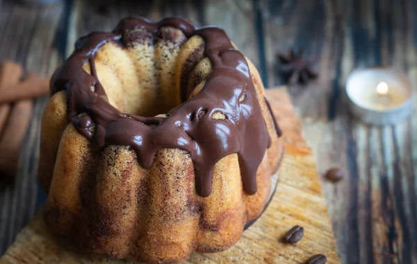 Desert Delicios Tort Ciocolată Neagră Fundal Din Lemn — Fotografie, imagine de stoc