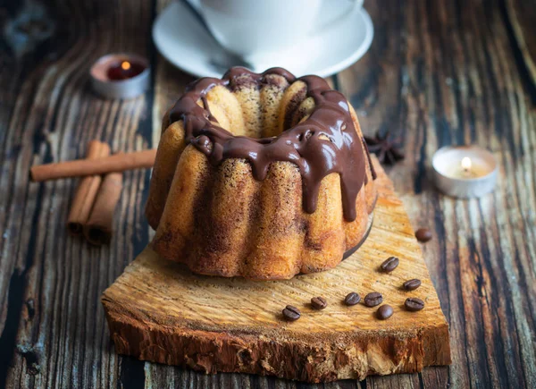 Desert Delicios Tort Ciocolată Neagră Fundal Din Lemn — Fotografie, imagine de stoc