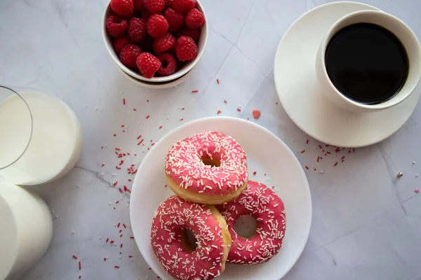 Donuts Con Café Leche Donut Con Glaseado Rosa —  Fotos de Stock