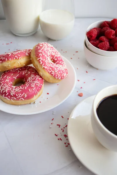 Donuts Con Café Leche Donut Con Glaseado Rosa —  Fotos de Stock