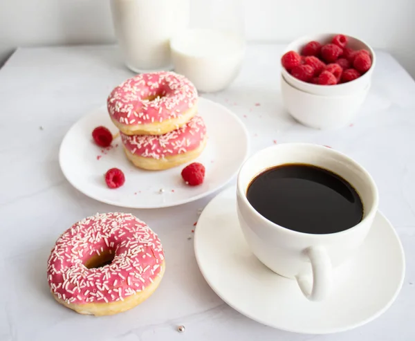 加咖啡和牛奶的甜甜圈有粉红糖霜的甜甜圈 — 图库照片