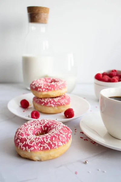Donuts Con Café Leche Donut Con Glaseado Rosa — Foto de Stock