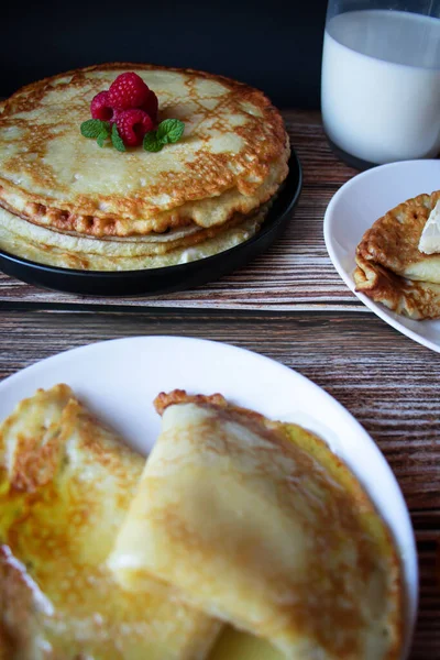 Pancake Lezat Dengan Buah Beri Dan Madu Makanan Manis Pagi — Stok Foto