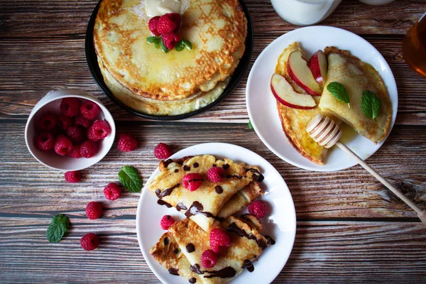 Leckere Pfannkuchen Mit Beeren Und Honig Süßes Essen Morgen — Stockfoto