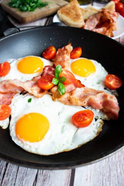 Pastırmalı yumurta ve taze domates. Ahşap bir arka planda