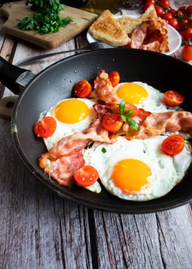 Pastırmalı yumurta ve taze domates. Ahşap bir arka planda