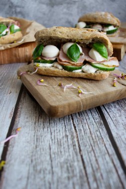 Mozzarella ve jambonlu sandviç. ahşap bir arka planda