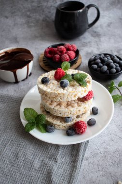 Çilekli ve çikolatalı pirinç kekleri. Lezzetli. Gri bir arka planda atıştırmalık