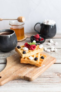 Böğürtlenli Belçika waffle 'ı. - Günaydın. Ahşap bir arka planda