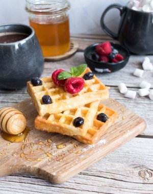 Böğürtlenli Belçika waffle 'ı. - Günaydın. Ahşap bir arka planda