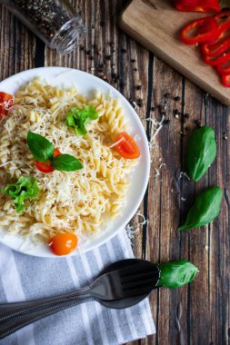 Peynirli ve sebzeli makarna. Ahşap bir arka planda