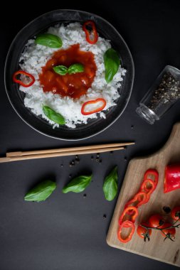 Tatlı ve ekşi soslu pilav. Akşam yemeği. Siyah bir arkaplanda