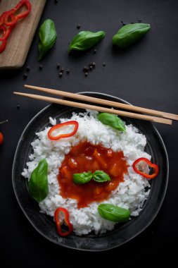 Tatlı ve ekşi soslu pilav. Akşam yemeği. Siyah bir arkaplanda