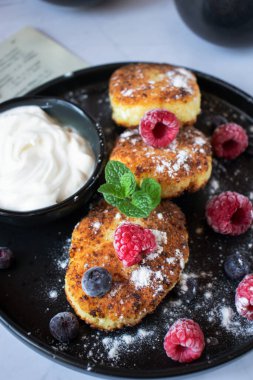 Böğürtlenli ve ekşi kremalı leziz peynirli kekler. Nefis bir kahvaltı. Günaydın.